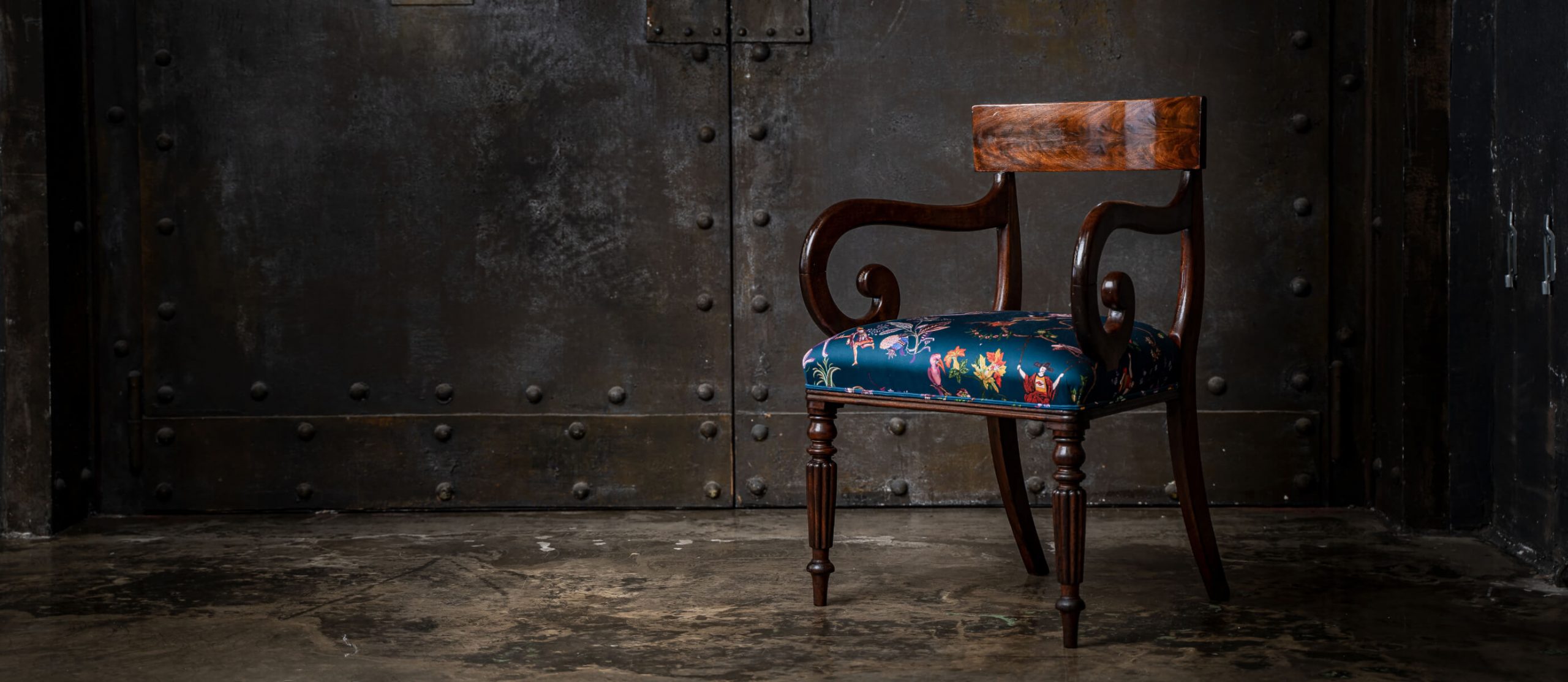 pretty antique - antiker stuhl vor industrieller tür